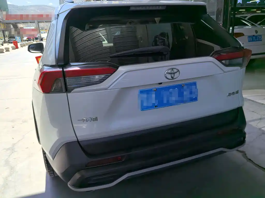 Toyota RAV4 — фото 5