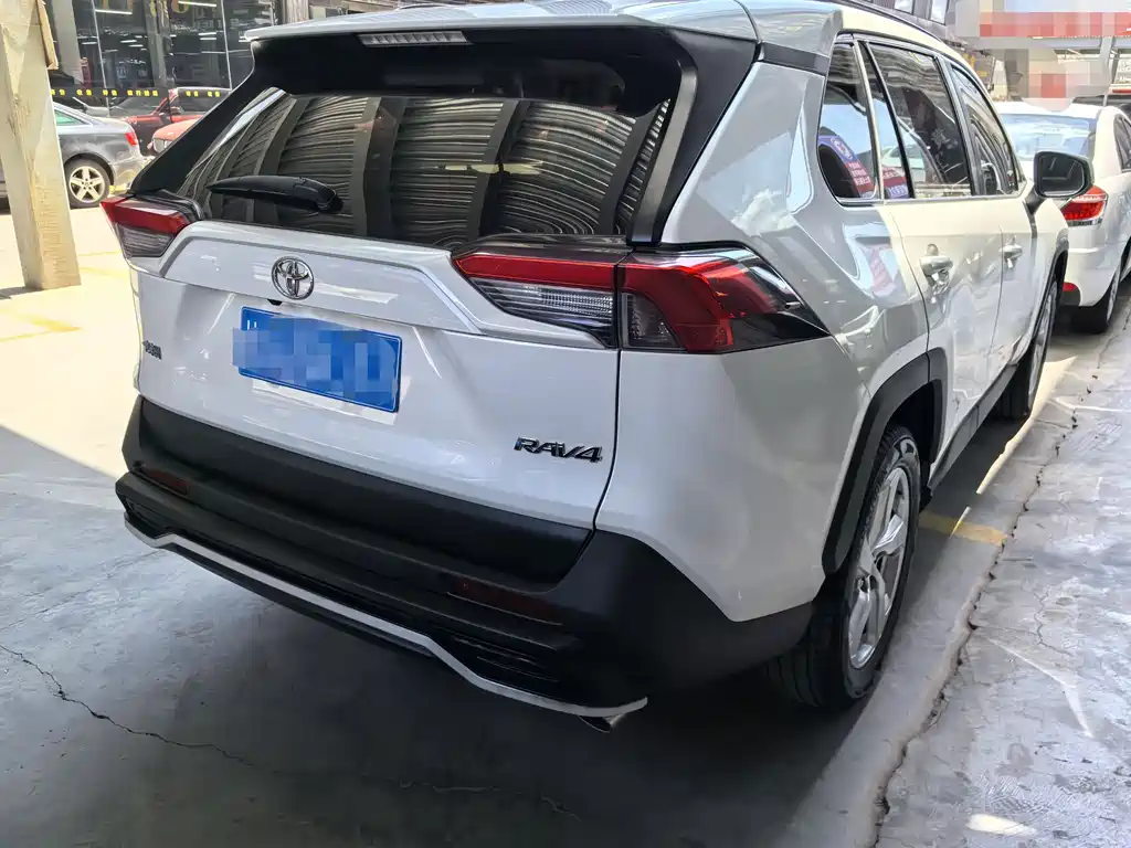 Toyota RAV4 — фото 6