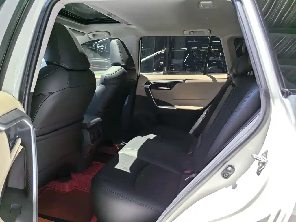 Toyota RAV4 — фото 9