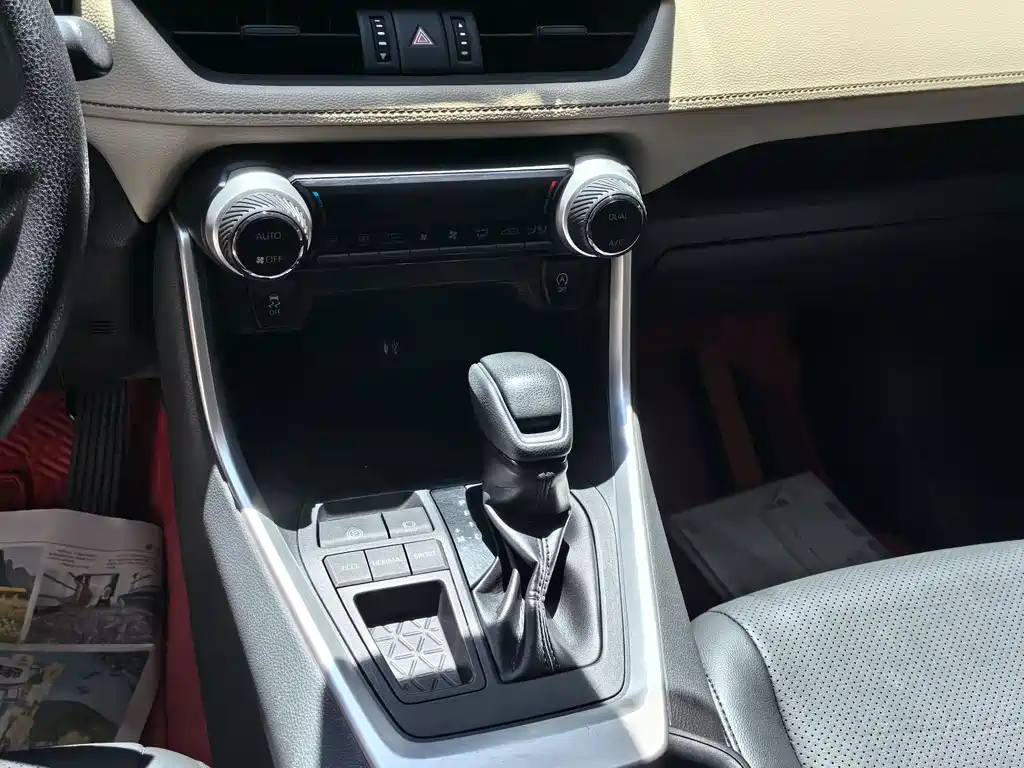 Toyota RAV4 — фото 10