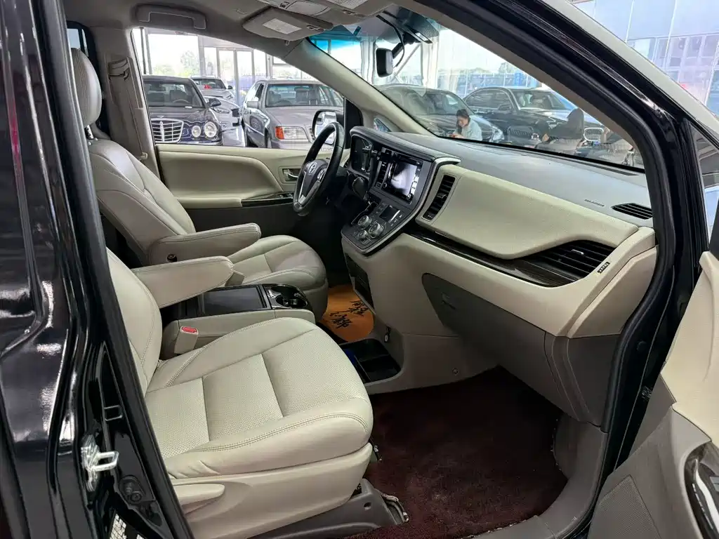 Toyota Sienna — фото 4