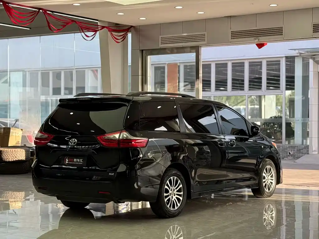 Toyota Sienna — фото 9
