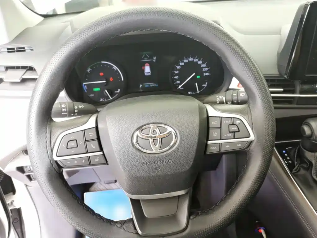 Toyota Granvia — фото 11