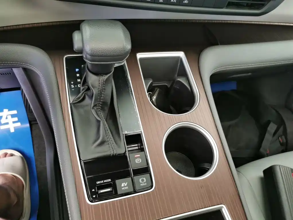 Toyota Granvia — фото 14