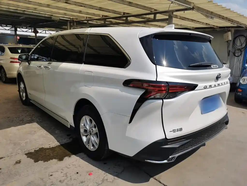 Toyota Granvia — фото 5