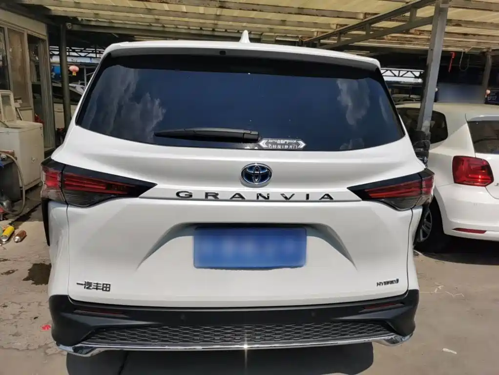 Toyota Granvia — фото 6