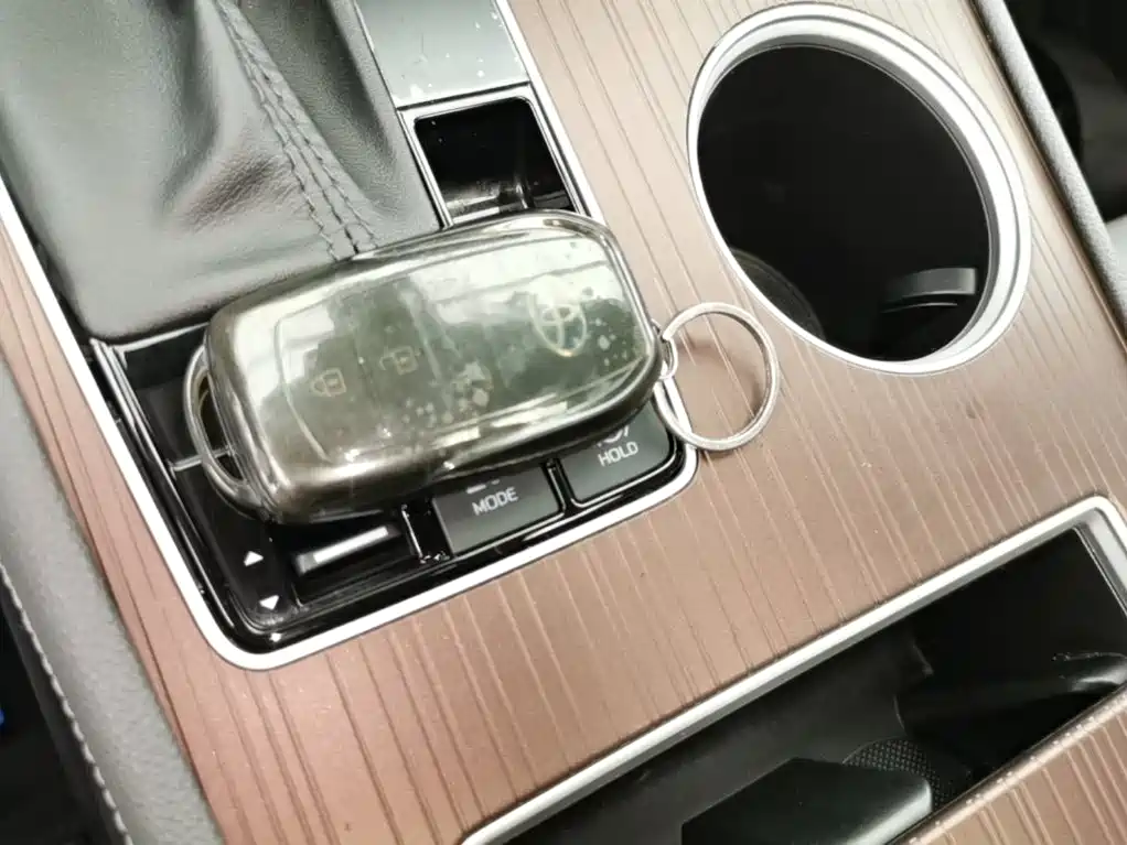 Toyota Granvia — фото 9