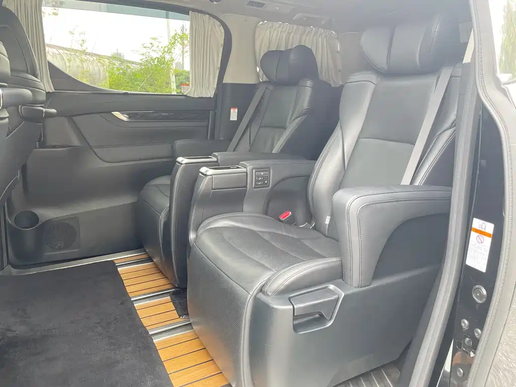 Toyota Vellfire — фото 8