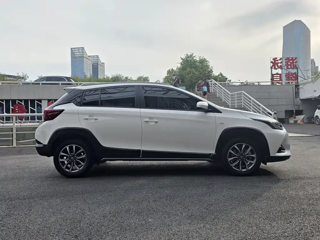 Toyota Yaris L — фото 4