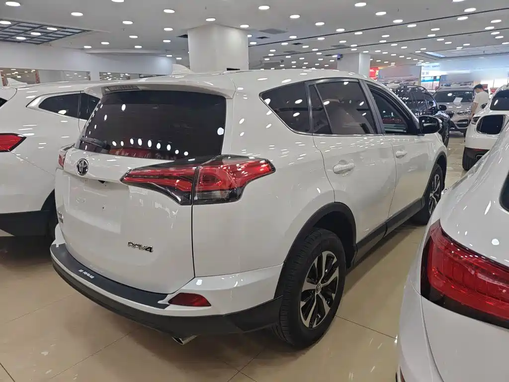 Toyota RAV4 — фото 5