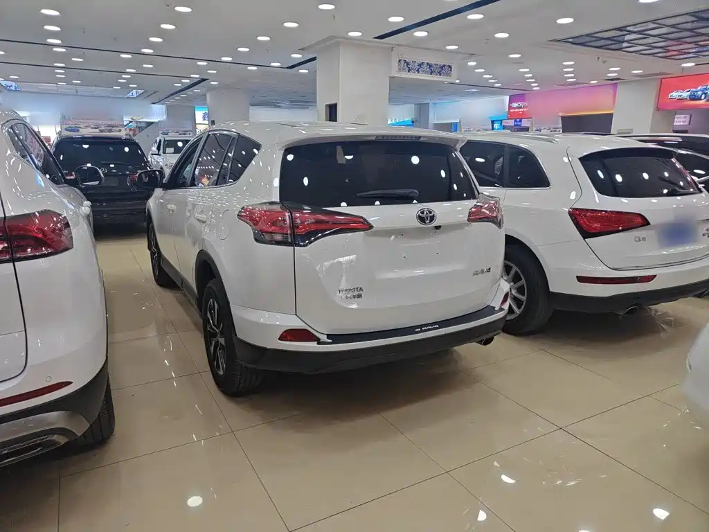 Toyota RAV4 — фото 7