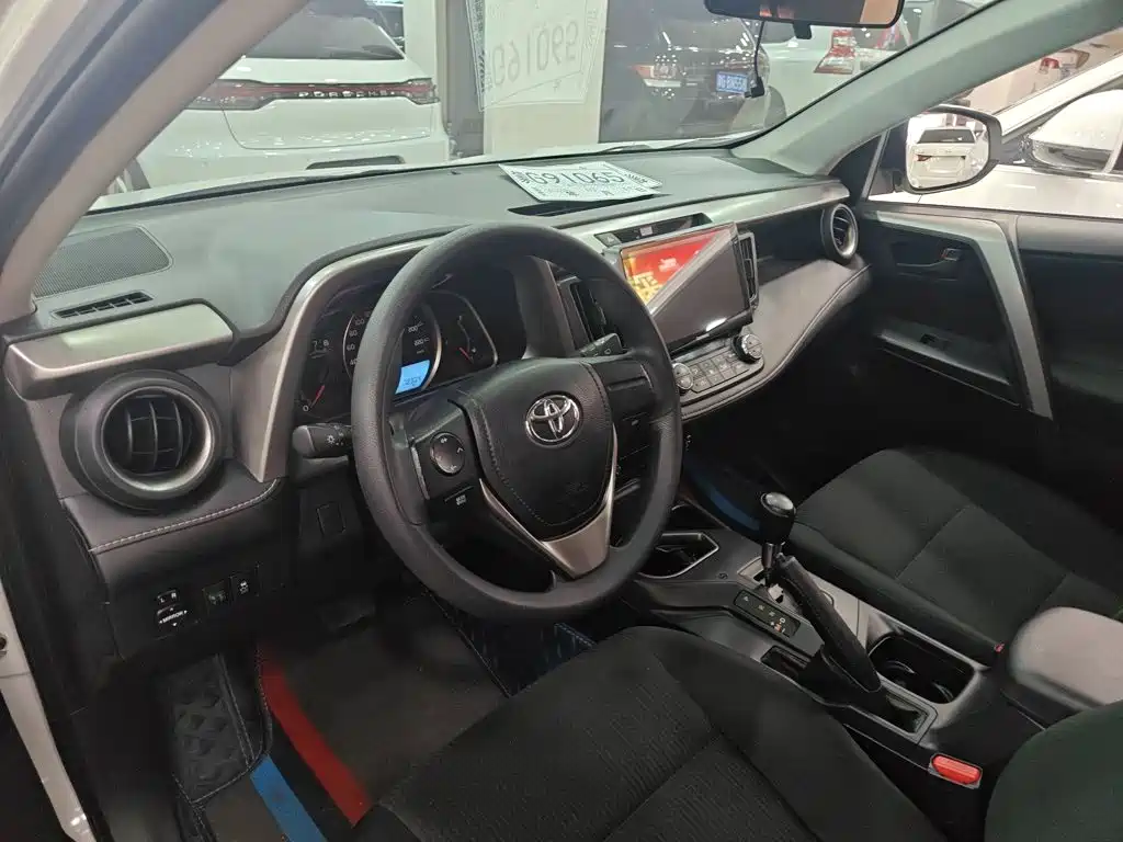 Toyota RAV4 — фото 9