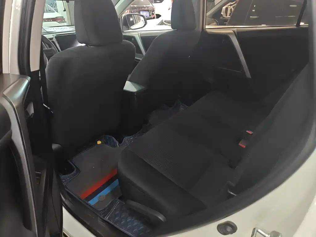 Toyota RAV4 — фото 10