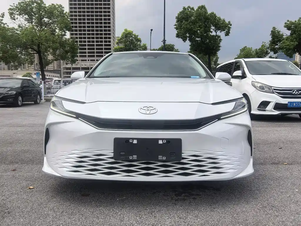 Toyota Camry — фото 2