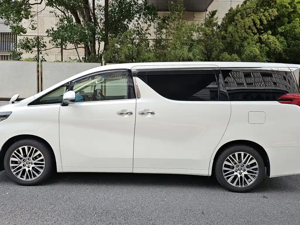 Toyota Alphard — фото 11