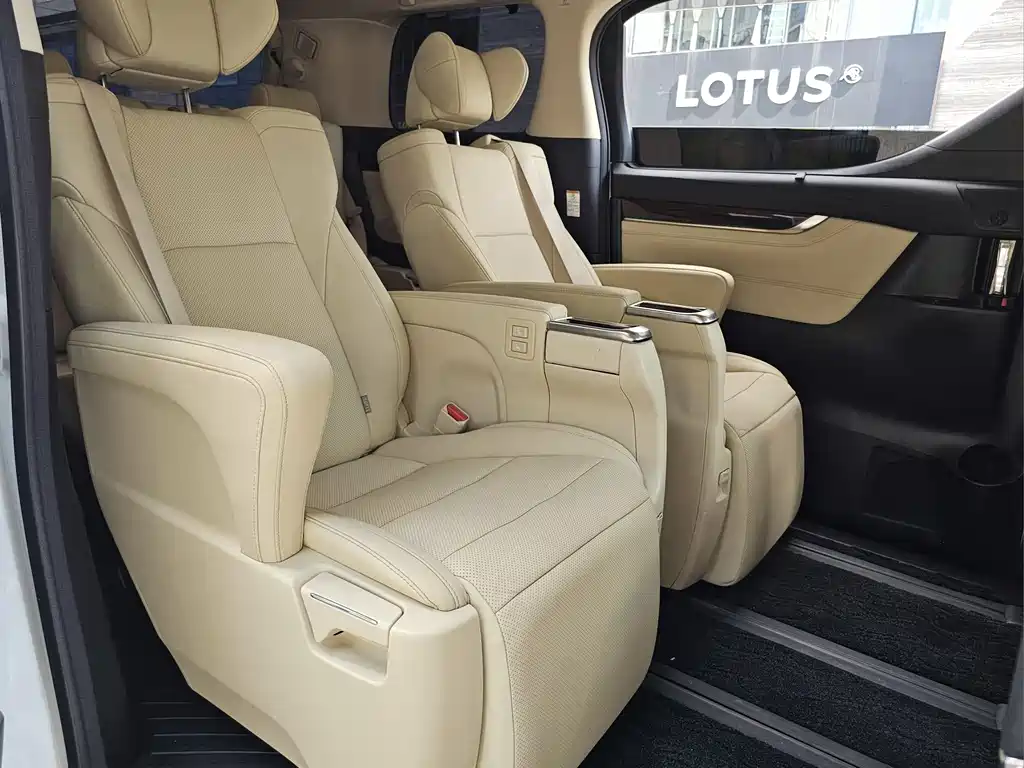 Toyota Alphard — фото 5
