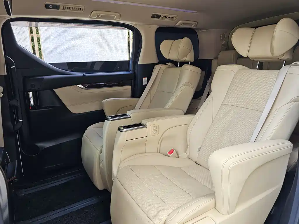 Toyota Alphard — фото 6