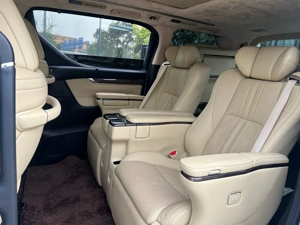 Toyota Alphard — фото 3