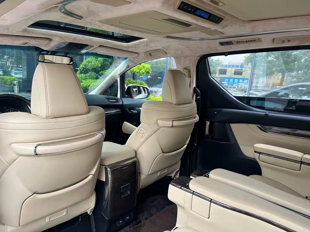 Toyota Alphard — фото 5