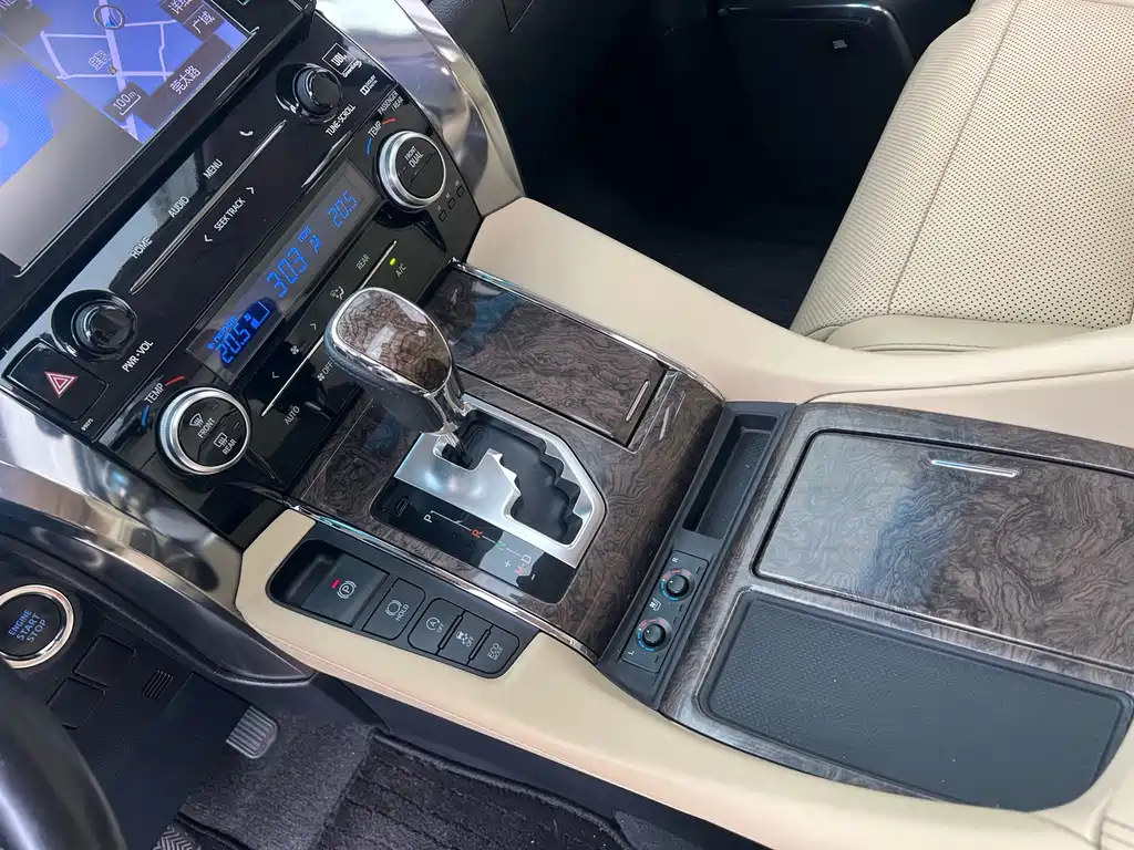 Toyota Alphard — фото 8