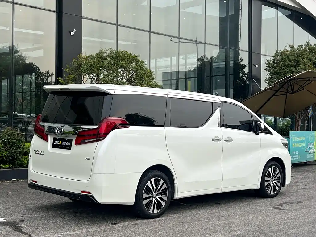 Toyota Alphard — фото 9