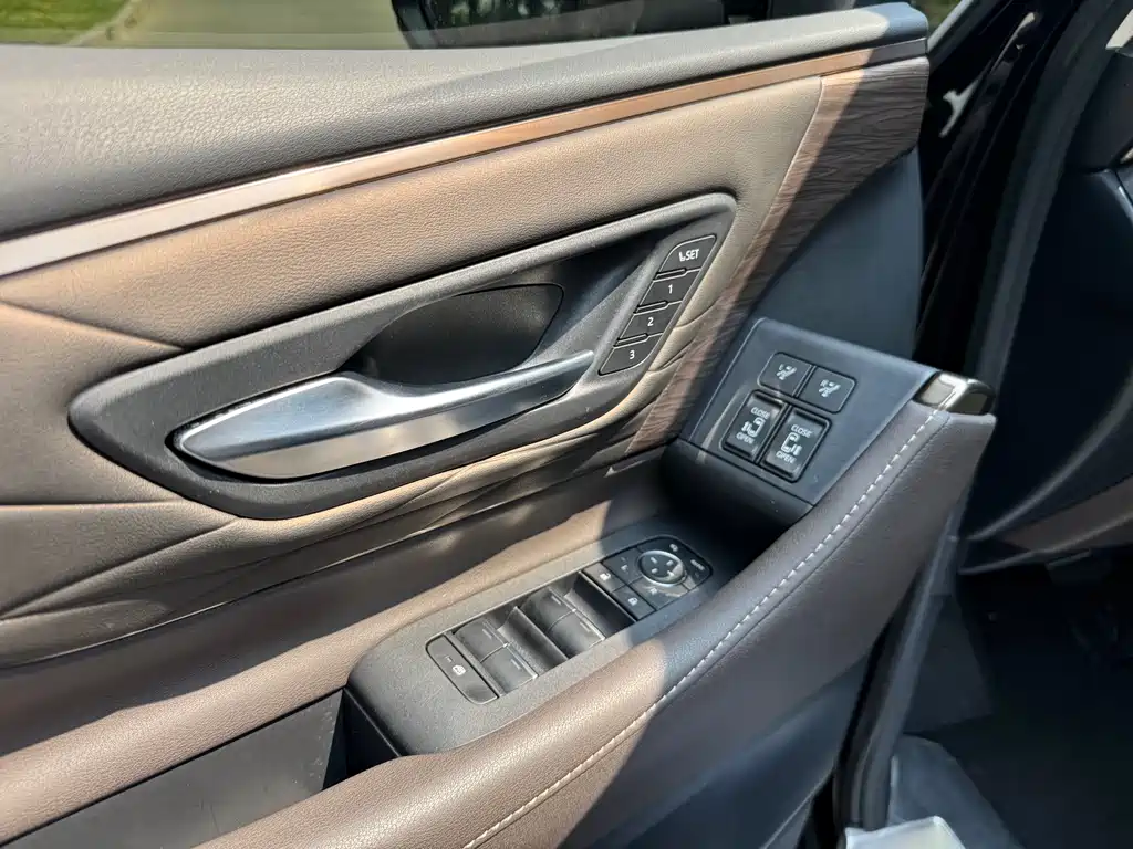 Toyota Vellfire — фото 10