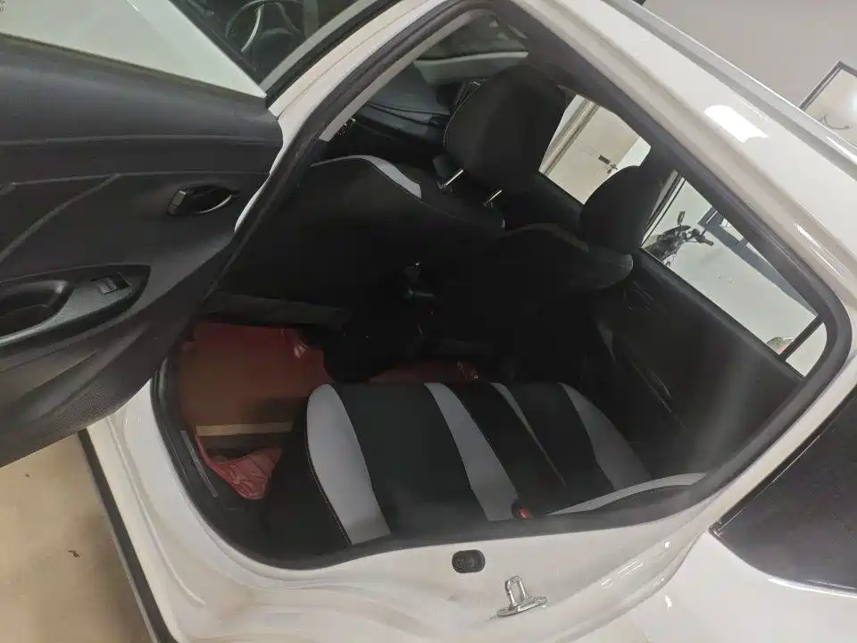 Toyota Yaris L — фото 3