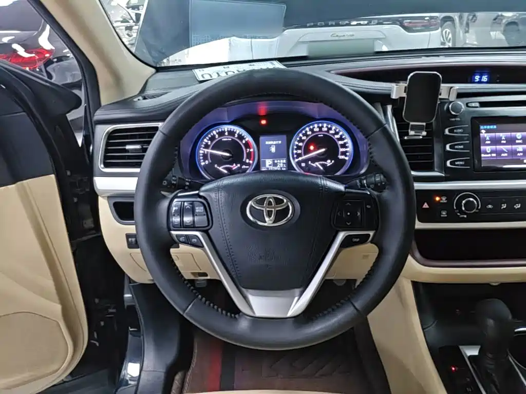 Toyota Highlander — фото 11