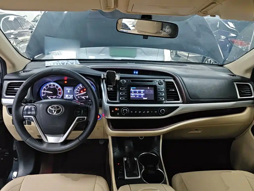 Toyota Highlander — фото 10