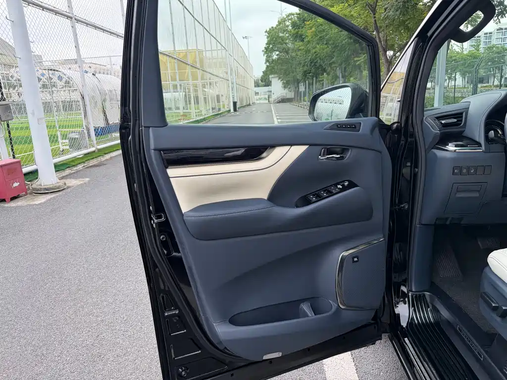 Toyota Vellfire — фото 11