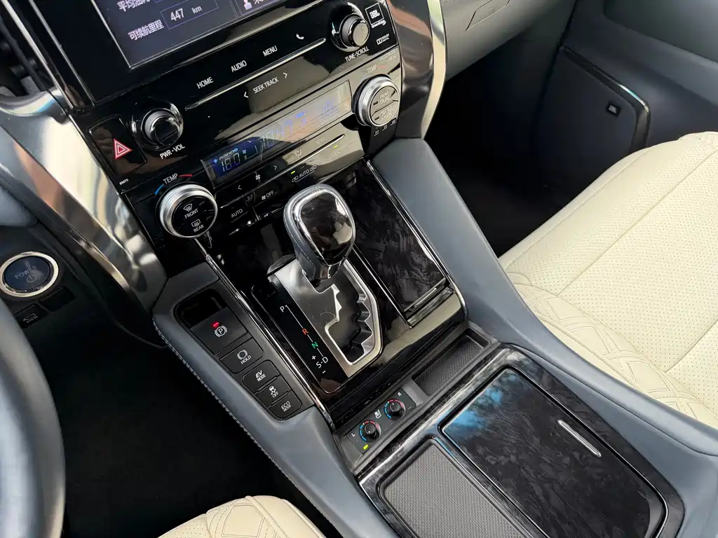 Toyota Vellfire — фото 13