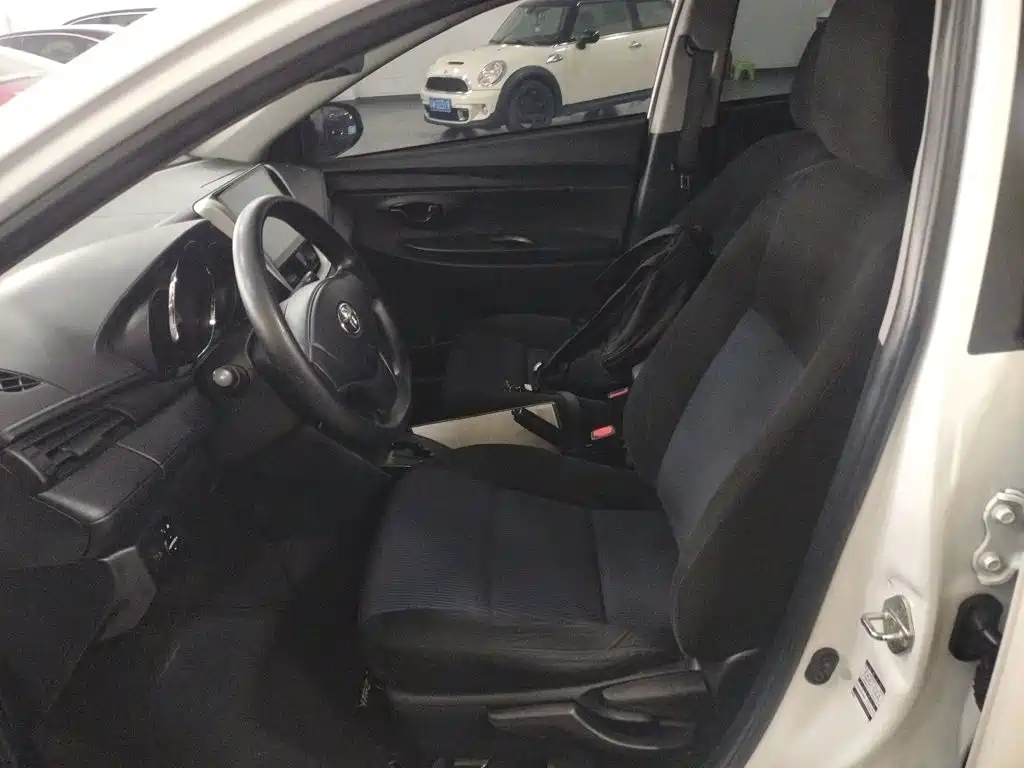 Toyota Yaris L — фото 11