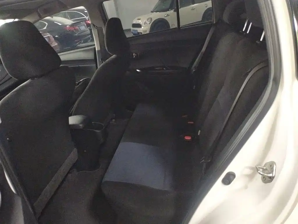 Toyota Yaris L — фото 13