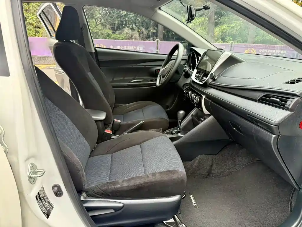 Toyota Yaris L — фото 18