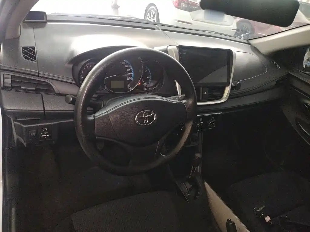 Toyota Yaris L — фото 6
