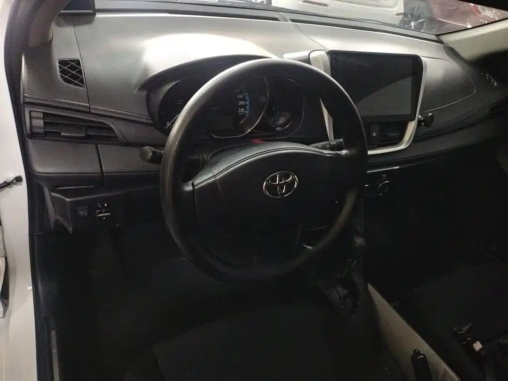 Toyota Yaris L — фото 7