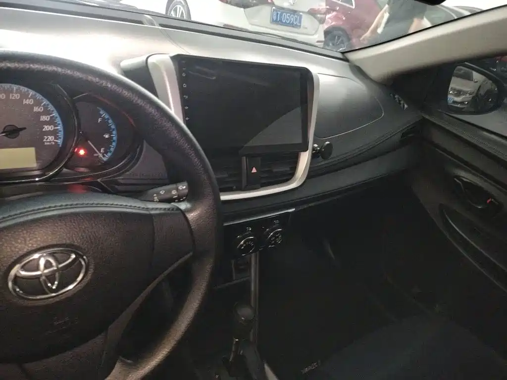 Toyota Yaris L — фото 9