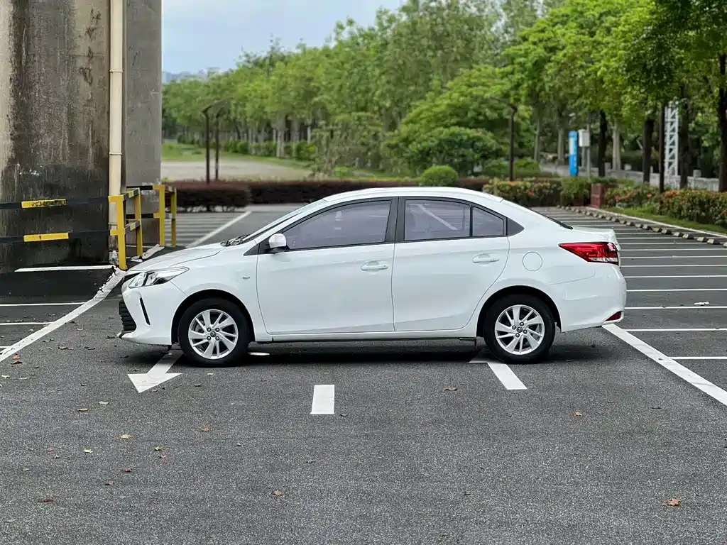 Toyota Vios — фото 5
