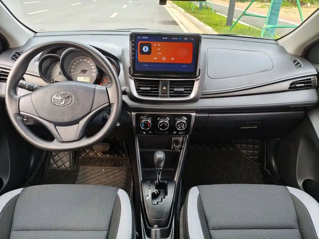 Toyota Yaris L — фото 14