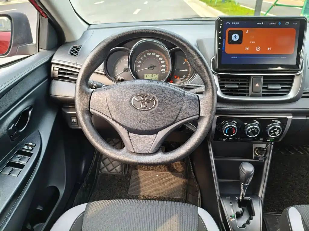Toyota Yaris L — фото 3