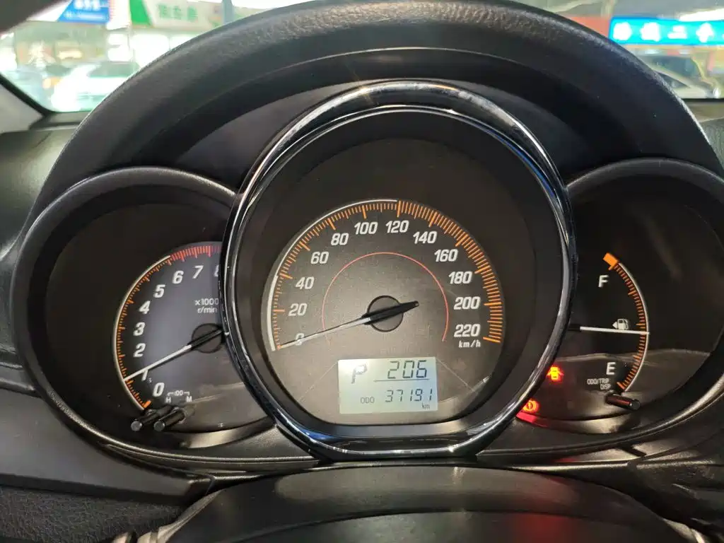 Toyota Yaris L — фото 4