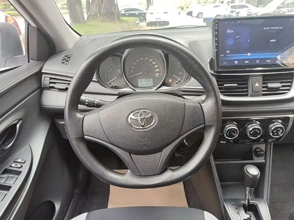 Toyota Yaris L — фото 11