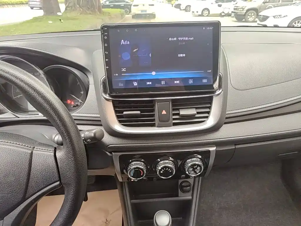 Toyota Yaris L — фото 13
