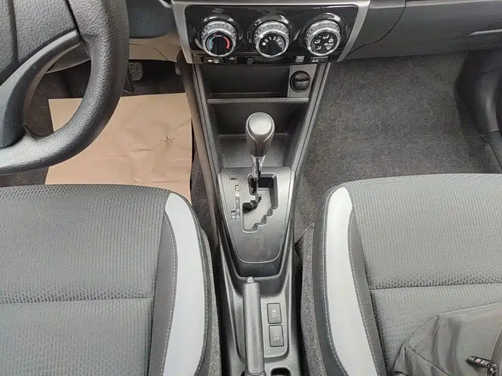 Toyota Yaris L — фото 14