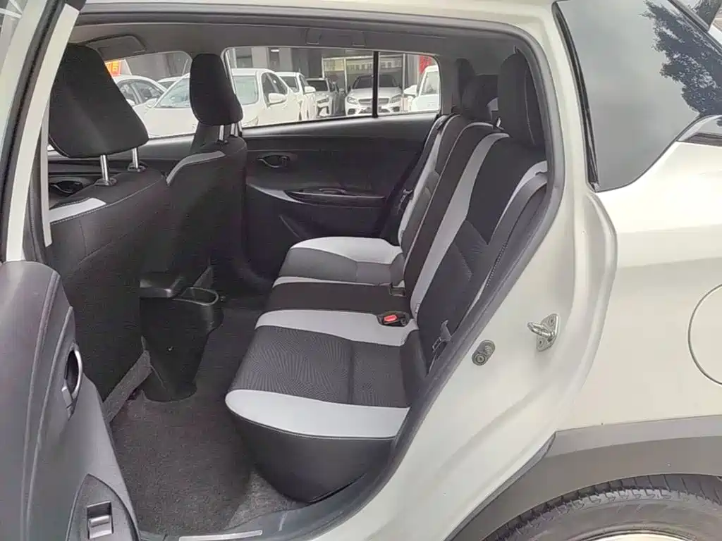 Toyota Yaris L — фото 17