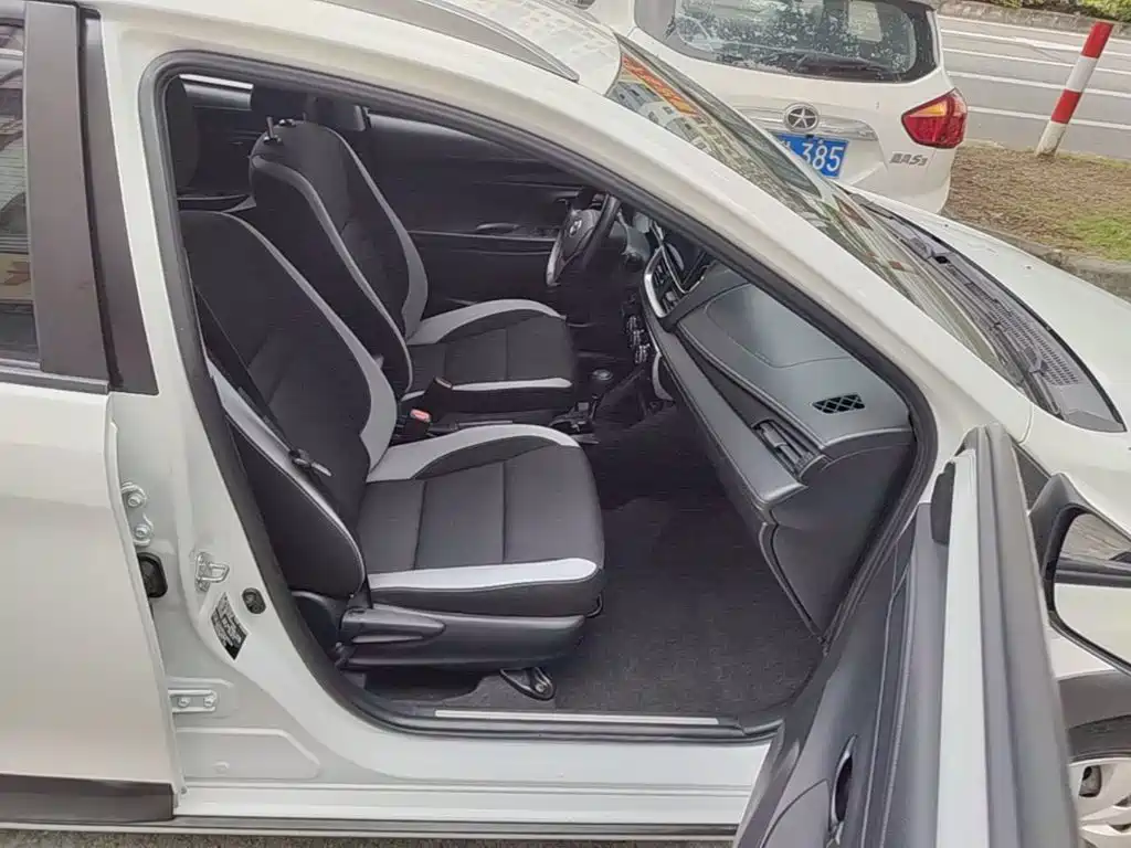 Toyota Yaris L — фото 25