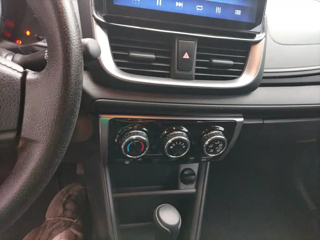 Toyota Yaris L — фото 13