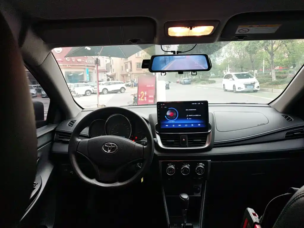 Toyota Yaris L — фото 10