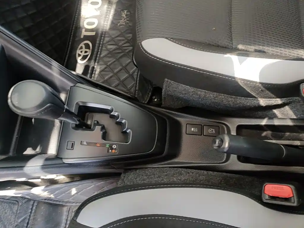 Toyota Yaris L — фото 10