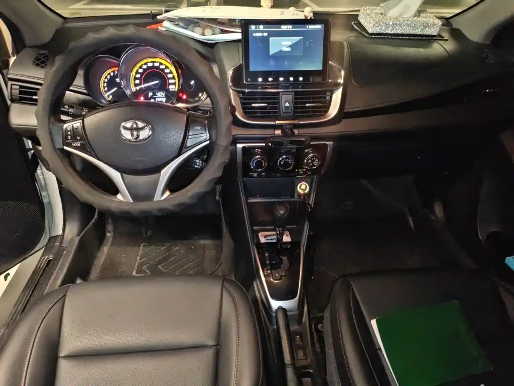 Toyota Yaris L — фото 13